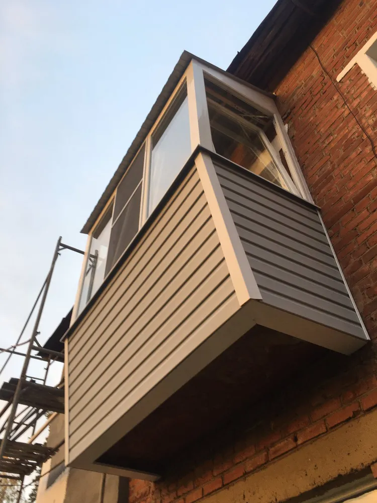 выполнили укрепление плиты арматурой, подбой плиты и отделку сайдингом, крышу новую и пвх окна рехау,