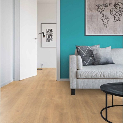 Декор ламината Wineo Дуб Баланс Коричневый LA181XXLV4 в интерьере комнаты