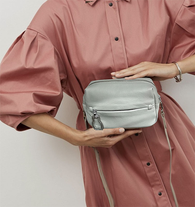 (АРТИКУЛ: 9528) СУМКА ЖЕНСКАЯ, МАЛЕНЬКАЯ, НАТУРАЛЬНАЯ КОЖА, СВЕТЛО-СЕРАЯ, С НАРУЖНЫМИ КАРМАНАМИ, С ПЛЕЧЕВЫМ РЕМНЕМ