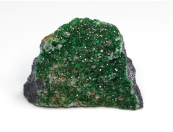 Уваровит кристаллы на породе с двух сторон, Урал (23*18*9 мм, 5,6 г) №23737