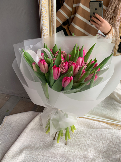 Букет розовых тюльпанов с озотамнусом (модификация 1)