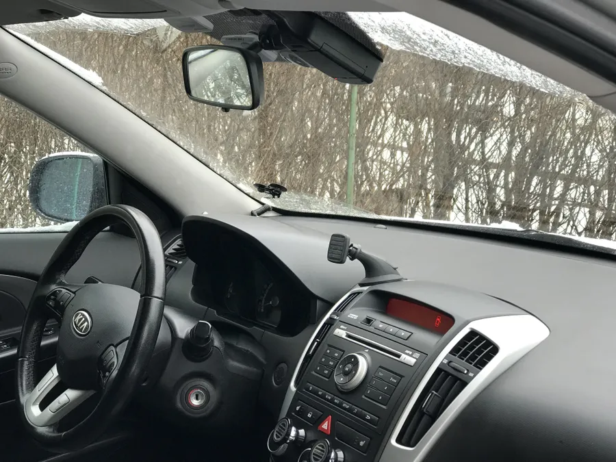 Надежное крепление к лобовому стеклу.

Индикатор состояния записи (горит красным - идет видеозапись)

Никаких видимых проводов