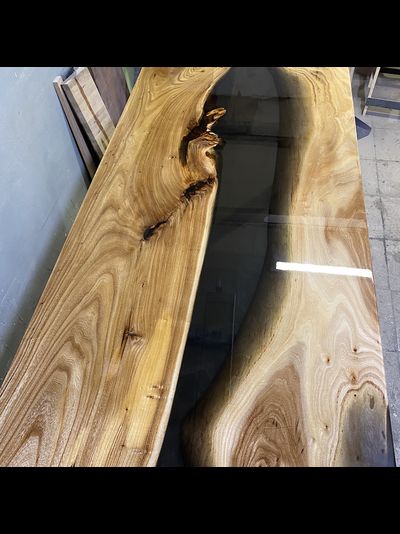 стол река с черной смолой из массива карагача