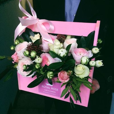 Ранункулюсы с розами в деревянном ящичке