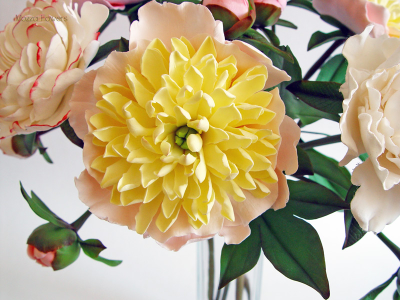 Букет пионов из полимерной глины "Лучистый" .