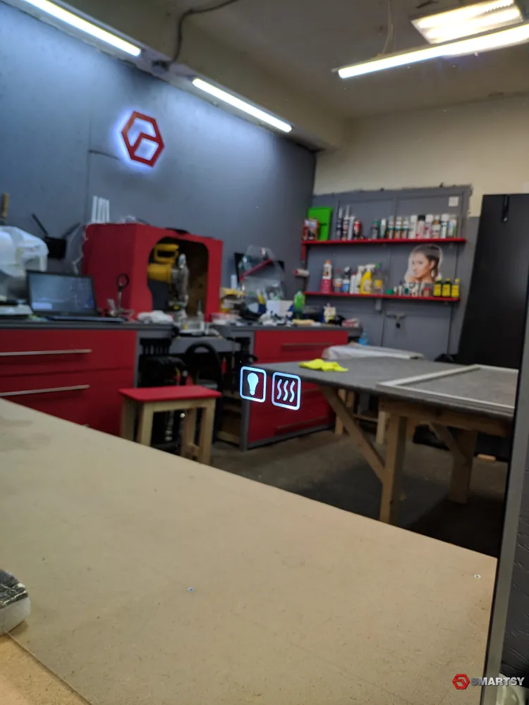 Сенсорные кнопки для управления подсветкой и подогревом. 