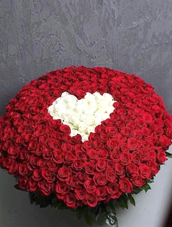 303 розы в корзине