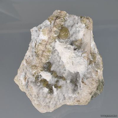 Стильбит, мотрамит (?) на кварце. Индия. 63*50*25мм