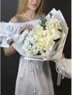 Букет из белых хризантем и французских роз