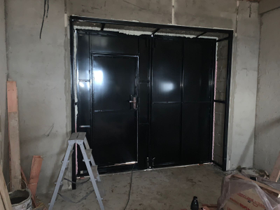 РАСПАШНЫЕ ГАРАЖНЫЕ ВОРОТА  С КАЛИТКОЙ  артикул СВР -02 (НЕ УТЕПЛЕННЫЕ)