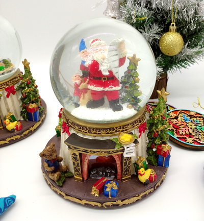 Большой Новогодний снежный шар музыкальный "У камина" 19*16*16см, (Два типа)