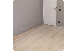 Монтаж алюминиевого плинтуса ПЛ 100 в цвете «серебро» — стильное решение для современного интерьера.