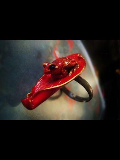 Кольцо с лягушкой на лепестке Червонной Муравы