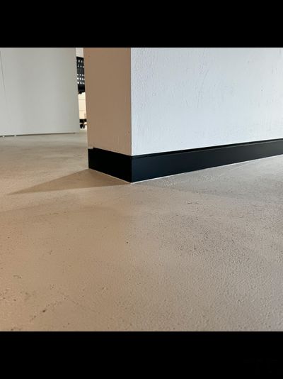 Плинтус скрытого монтажа PRO DESIGN Universal 235 черный Муар RAL 9005