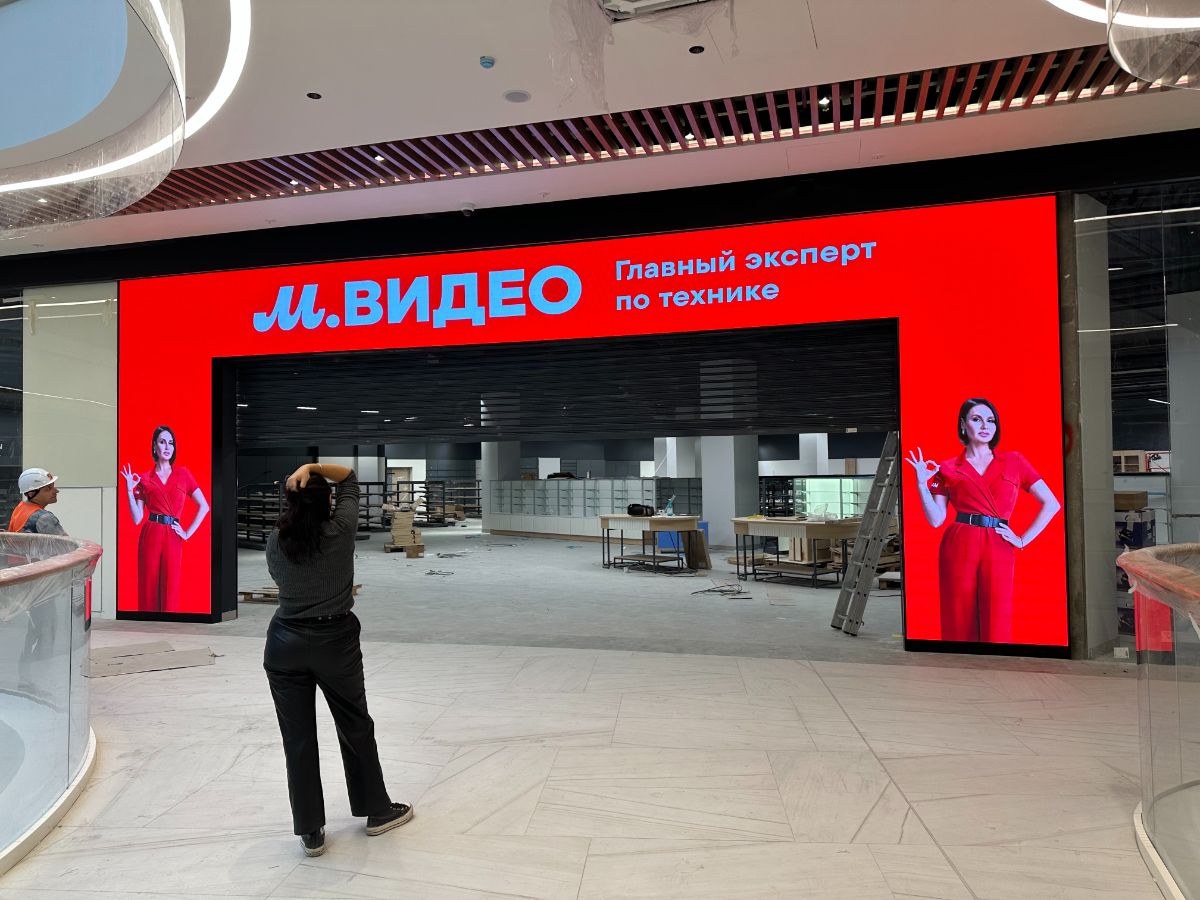 Медиапортал П-образной формы. Разновидность светодиодного экрана для помещения.