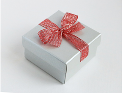 Футляр картонный с лентой на крышке (серебряный+красный) 60*60*35 мм №12904