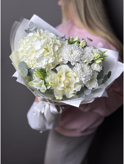 Сборный белый букет из гортензии и французской розы