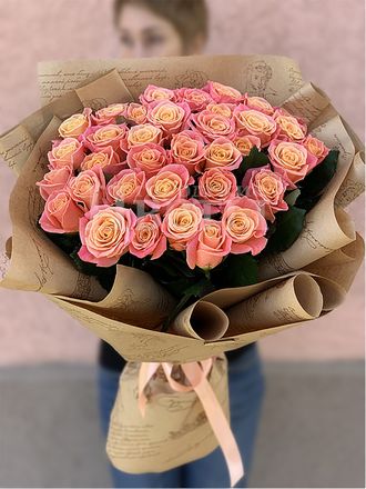 Букет "25 роз" сорта Miss Piggi