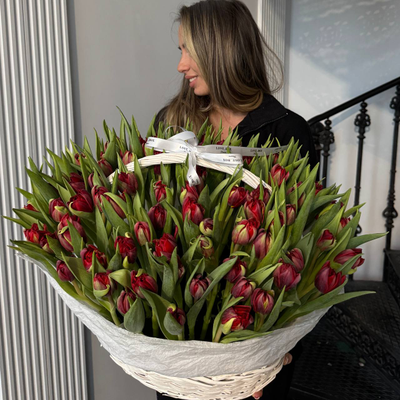 КОРЗИНА ИЗ 101 ПИОНОВИДНОГО ТЮЛЬПАНА