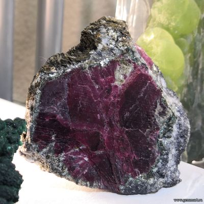 Корунд в слюдите. Рай-Из массив. ЯНАО. Россия.