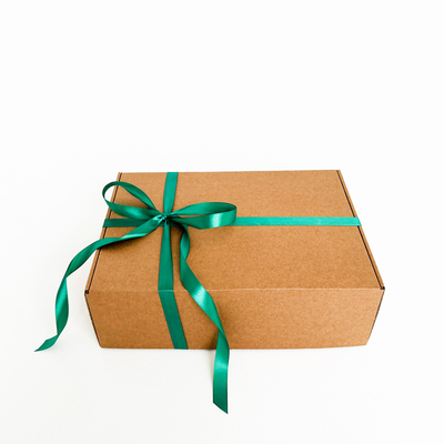 Подарочная коробка GILEV 37х26х12см с наполнителем и зелёной лентой