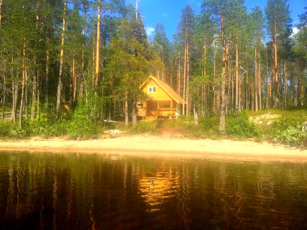 Дом на берегу в карелии