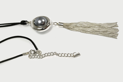 (АРТИКУЛ: 8746/72) КОЛЬЕ ЖЕНСКОЕ, КРУПНАЯ ПОДВЕСКА В СЕРЕБРИСТЫХ ЦВЕТАХ, НА ДЛИННОМ ЧЕРНОМ ШНУРКЕ