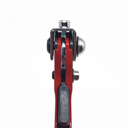 Струбцина для установки в паз с храповым механизмом