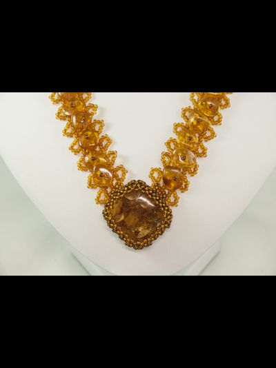 Колье из  чешского бисера , натурального янтаря и кабошон из ювелирной смолы с янтарем 00516