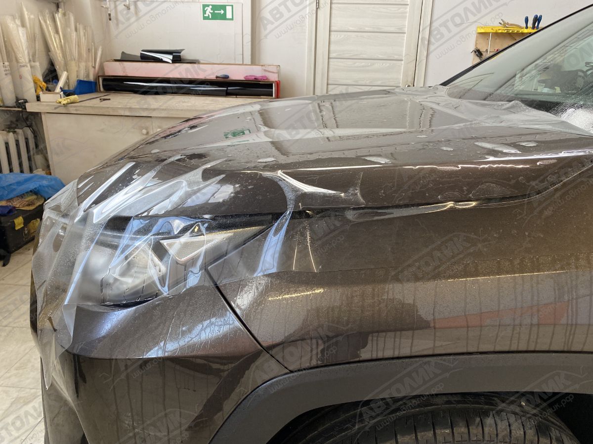 Установка бронепленки на капот автомобиля