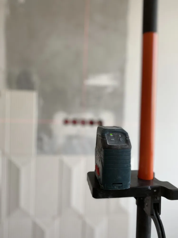 Очередь подходит к розеткам, значит пора выставлять лазерный уровень)