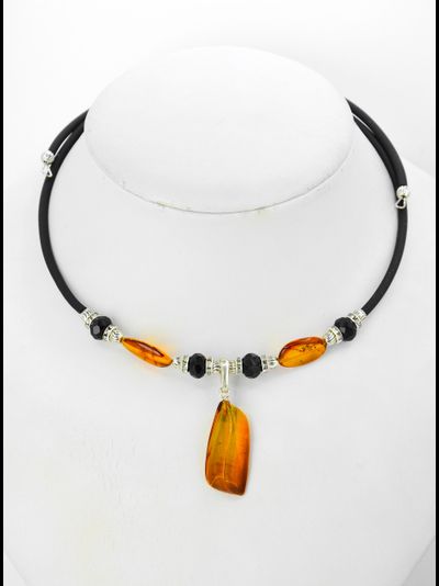 Колье на пружине с янтарем и бижутерией