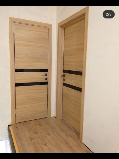 WESTSTYLE/ IN13 ЭКОШПОН СЕНДИ/ СТЕКЛО LACOBEL ЧЕРНЫЙ/ АЛЮМИНИЕВАЯ КРОМКА ПО ТОРЦАМ