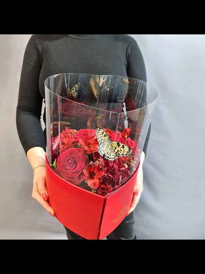 Букет в коробке сердце с шоколадной открыткой и бабочкой. №109