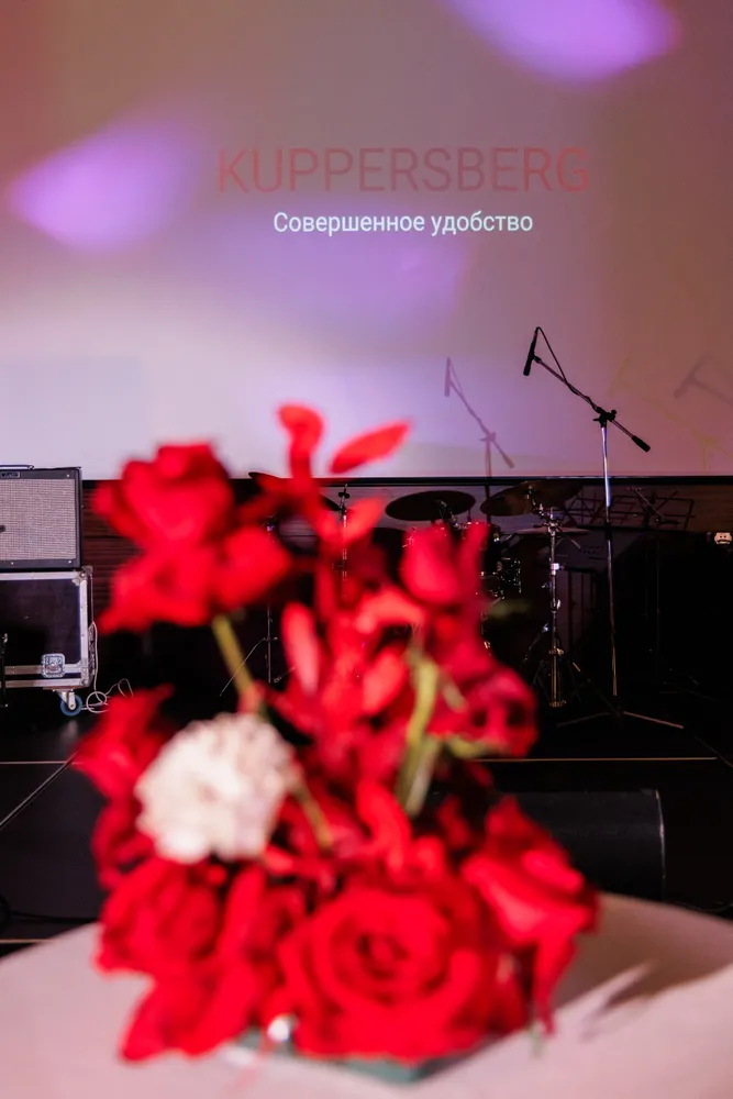 Оформление презентации Kuppersberg цветочными композициями от компании "Приятно" 