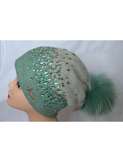 берет с камнями и помпоном