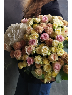 Нежный букет в коробке из кустовых роз, хризантемы, розовых роз, гортензии и эвкалипта