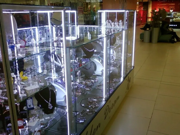 Светодиодные линейки в AL профиле, угол 45 град, для лучшего освещения товара. Контакты паянные. Запас мощности не менее 20% для увеличения срока службы светодиодов.