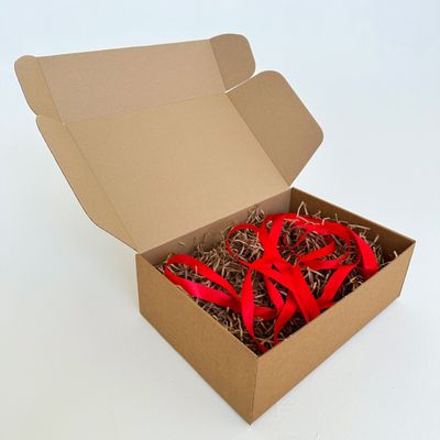 Подарочная коробка GILEV 37х26х12см с наполнителем и красной лентой