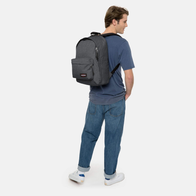 Парень с рюкзаком Eastpak Out Of Office Black Denim
