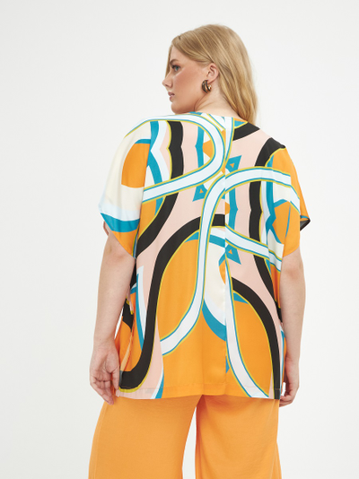 Яркая летняя блуза с красочным принтом