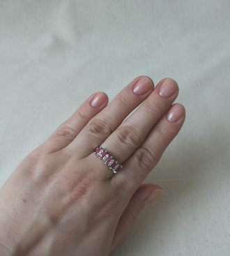Серебряное кольцо с рубинами и фианитами