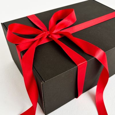 Большая подарочная коробка GILEV 37x26x12см с красной лентой и наполнителем