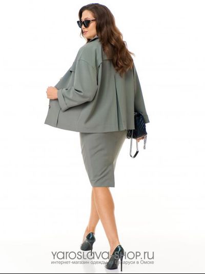 Стильный костюм в деловом стиле, состоит из жакета, блузки и юбки