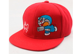 вышивка на красном снэпбэке сбоку