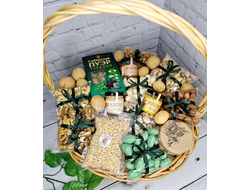 Подарочная корзина с орехами и сухофруктами