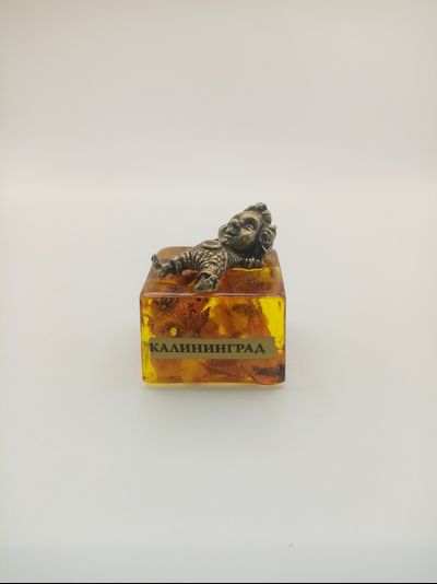 Малыш Антошка сын и внук  хомлинов на подставке