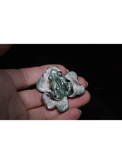 Мини-брошь с лягушкой "Принцесса весеннего леса" (4 см)