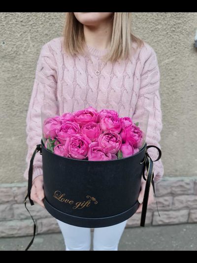 Букет пионовидных роз с большой бабочкой    "Весенний ветер" с тропической бабочкой №3