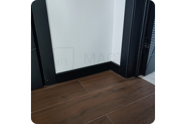 Изысканный минимализм: монтаж элегантного черного плинтуса Dollken Cubu Flex Life 80 для создания современного интерьера.